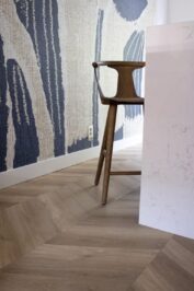 Hongaarse punt Donau beige eiken PVC vloer van Stile Floors – warme houtlook voor huiselijke ruimtes.