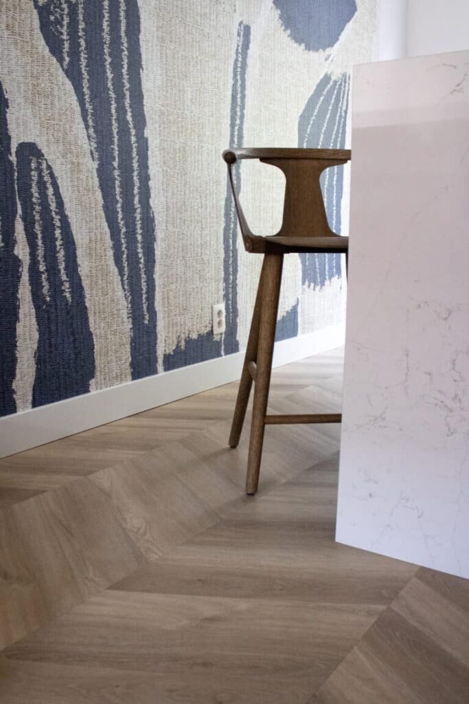 Hongaarse punt Donau beige eiken PVC vloer van Stile Floors – warme houtlook voor huiselijke ruimtes.