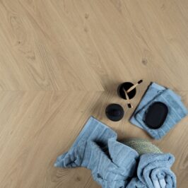 Hongaarse punt Donau naturel eiken PVC vloer van Stile Floors – realistische houtlook voor woonkamer en slaapkamer.