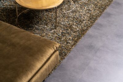 Vloertegel Real donkergrijs PVC vloer van Stile Floors – warme houtlook voor huiselijke ruimtes.