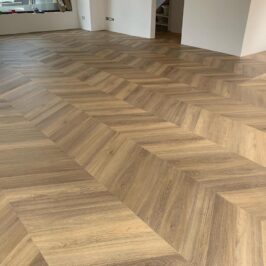 Hongaarse punt Donau naturel eiken PVC vloer van Stile Floors – realistische houtlook voor woonkamer en slaapkamer.