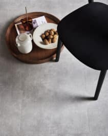 Vloertegel Vtwonen lichtgrijs PVC vloer van Stile Floors – realistische houtlook voor woonkamer en slaapkamer.