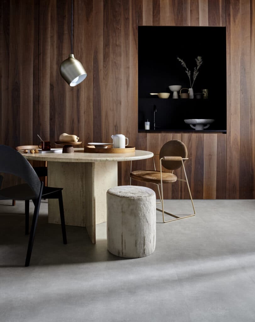 Vloertegel Vtwonen lichtgrijs PVC vloer van Stile Floors – warme houtlook voor huiselijke ruimtes.