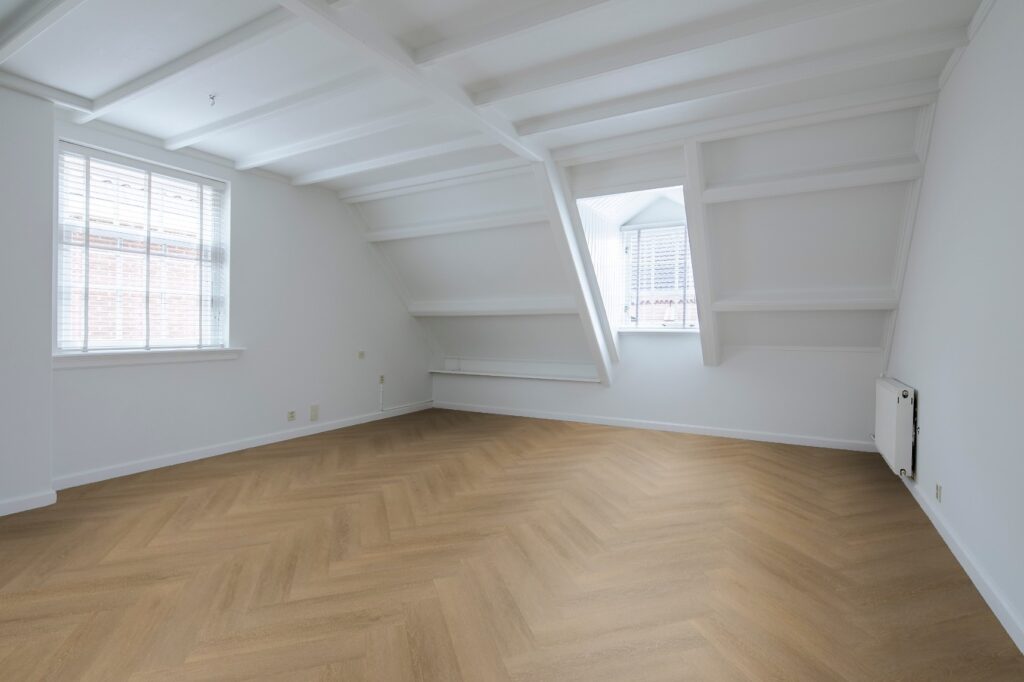 Visgraat Vtwonen sunkissed walvisgraat PVC vloer van Stile Floors – warme houtlook voor huiselijke ruimtes.