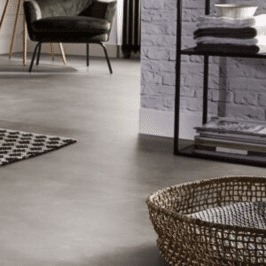 Vloertegel Andes Donkergrijs PVC vloer van Stile Floors – warme houtlook voor huiselijke ruimtes.
