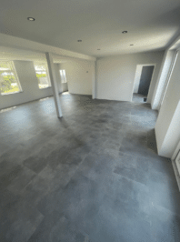 Vloertegel Strong lichtgrijs PVC vloer van Stile Floors – realistische houtlook voor woonkamer en slaapkamer.