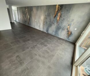 Vloertegel Andes warmgrijs PVC vloer van Stile Floors – realistische houtlook voor woonkamer en slaapkamer.