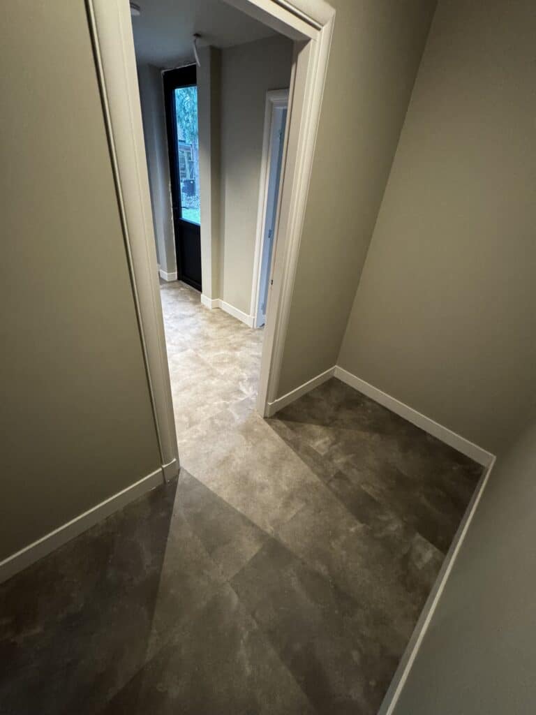 Vloertegel Andes warm grijs PVC vloer van Stile Floors – realistische betonlook voor woonkamer en slaapkamer.
