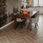 Julia donker eiken walvisgraat Visgraat XL PVC vloer van Stile Floors – stijlvol en duurzaam van Stile Floors.