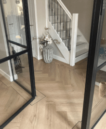 Julia warm eiken walvisgraat Visgraat XL PVC vloer van Stile Floors – warme houtlook voor huiselijke ruimtes.