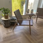 Julia donker eiken walvisgraat Visgraat XL PVC vloer van Stile Floors – warme houtlook voor huiselijke ruimtes.