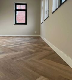 Vivian rustiek eiken walvisgraat Visgraat XL PVC vloer van Stile Floors – realistische houtlook voor woonkamer en slaapkamer.