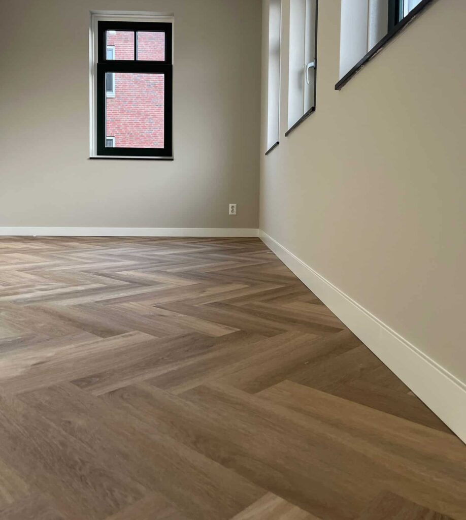 Vivian rustiek eiken walvisgraat Visgraat XL PVC vloer van Stile Floors – realistische houtlook voor woonkamer en slaapkamer.