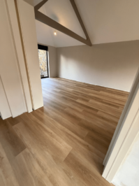Stroken Vivian rustiek eiken PVC vloer van Stile Floors – warme houtlook voor huiselijke ruimtes.