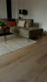 Stroken Vivian warm eiken PVC vloer van Stile Floors – warme houtlook voor huiselijke ruimtes.