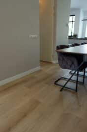 Stroken Vivian warm eiken PVC vloer van Stile Floors – realistische houtlook voor woonkamer en slaapkamer.