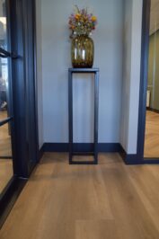 Stroken Vivian rustiek eiken PVC vloer van Stile Floors – realistische houtlook voor woonkamer en slaapkamer.