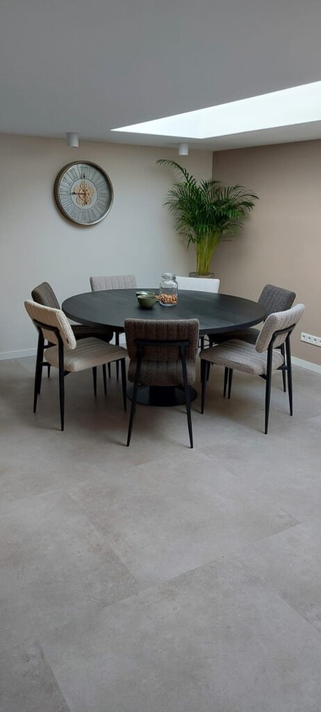 Vloertegel Floris Lichgrijs PVC vloer van Stile Floors – realistische houtlook voor woonkamer en slaapkamer.