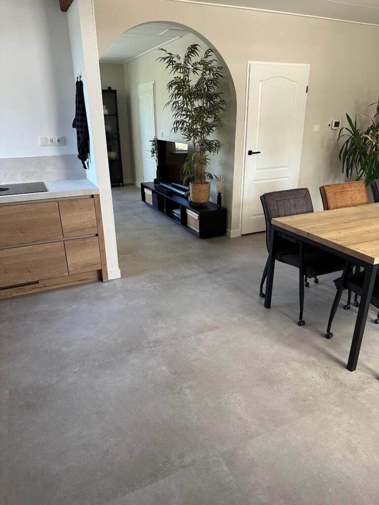 Vloertegel Floris Lichgrijs PVC vloer van Stile Floors – stijlvol en duurzaam van Stile Floors.