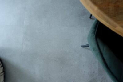 Vloertegel Floris Grijs PVC vloer van Stile Floors – warme houtlook voor huiselijke ruimtes.