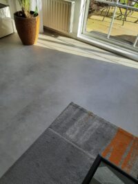 Vloertegel Floris Grijs PVC vloer van Stile Floors – realistische houtlook voor woonkamer en slaapkamer.
