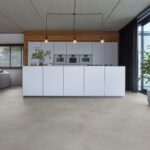 Vloertegel Floris Grijs PVC vloer van Stile Floors – warme houtlook voor huiselijke ruimtes.
