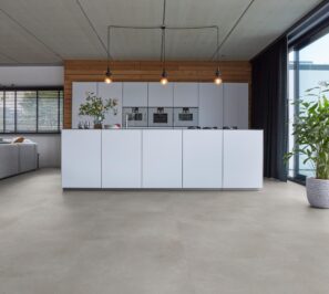 Vloertegel Floris Grijs PVC vloer van Stile Floors – warme houtlook voor huiselijke ruimtes.