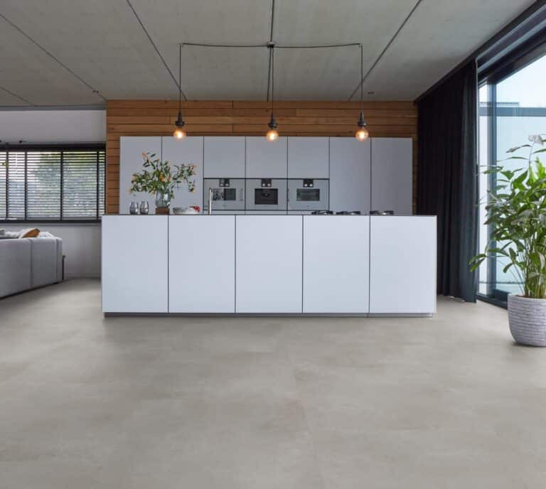 Vloertegel Floris Grijs PVC vloer van Stile Floors – warme houtlook voor huiselijke ruimtes.