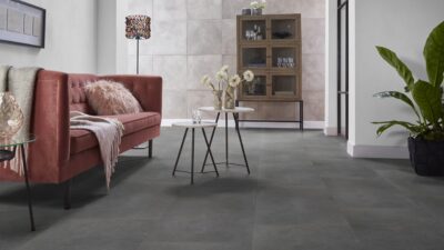 Vloertegel Floris Donkergrijs PVC vloer van Stile Floors – realistische houtlook voor woonkamer en slaapkamer.