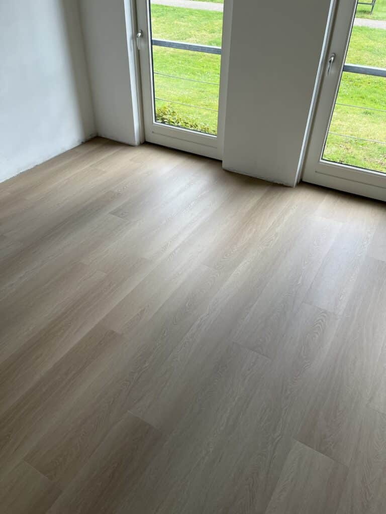 Stroken Julia gerookt eiken PVC vloer van Stile Floors – stijlvol en duurzaam van Stile Floors.