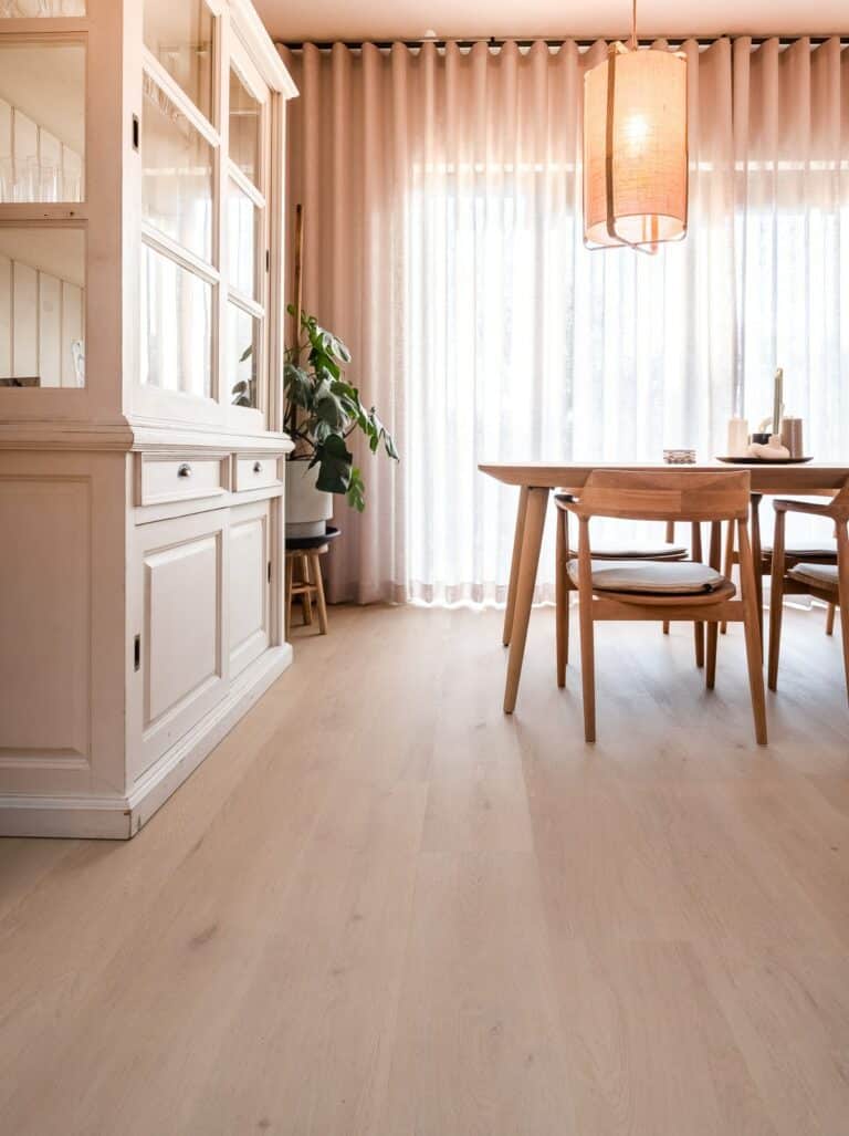 Stroken Sophia licht eiken PVC vloer van Stile Floors – warme houtlook voor huiselijke ruimtes.