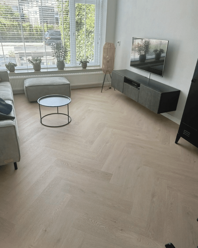 Julia greige eiken walvisgraat Visgraat XL PVC vloer van Stile Floors – realistische houtlook voor woonkamer en slaapkamer.