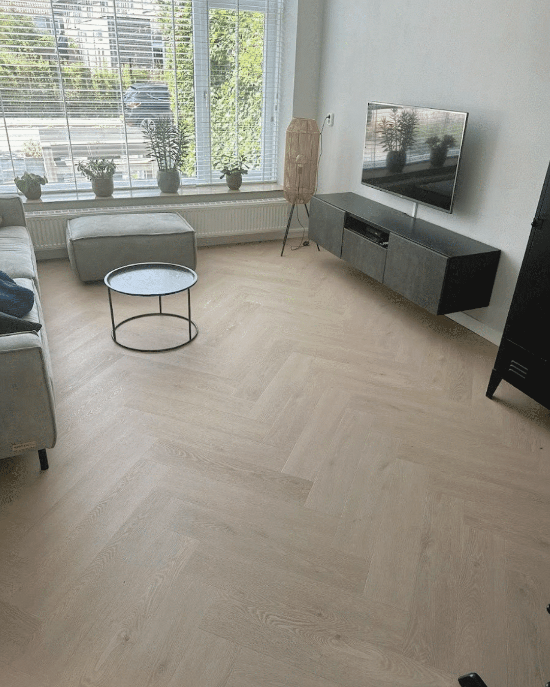 Julia greige eiken walvisgraat Visgraat XL PVC vloer van Stile Floors – realistische houtlook voor woonkamer en slaapkamer.