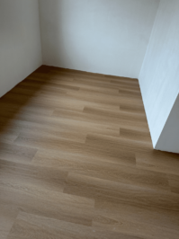 Stroken Julia Naturel eiken PVC vloer van Stile Floors – realistische houtlook voor woonkamer en slaapkamer.