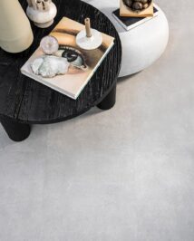 Vloertegel VTwonen basic lichtgrijs PVC vloer van Stile Floors – realistische houtlook voor woonkamer en slaapkamer.