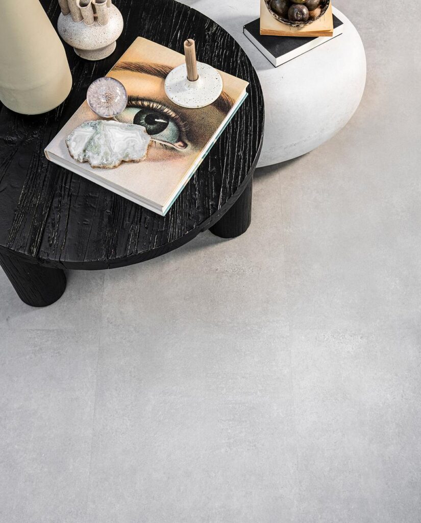 Vloertegel VTwonen basic lichtgrijs PVC vloer van Stile Floors – realistische houtlook voor woonkamer en slaapkamer.