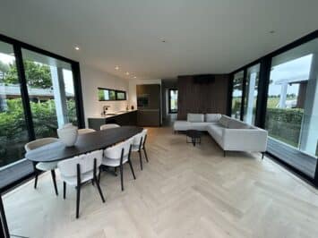 Julia greige eiken walvisgraat Visgraat XL PVC vloer van Stile Floors – warme houtlook voor huiselijke ruimtes.