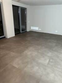 Vloertegel Strong taupe PVC vloer van Stile Floors – warme houtlook voor huiselijke ruimtes.