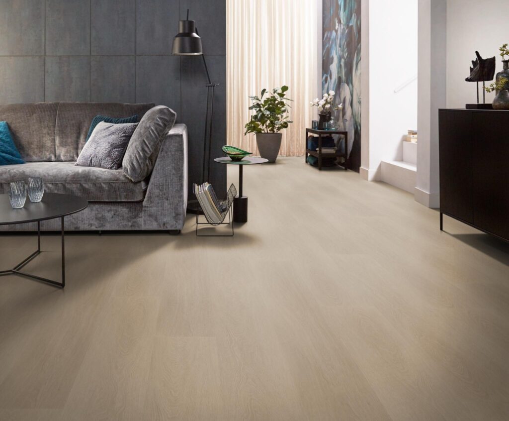 Stroken Julia gerookt eiken PVC vloer van Stile Floors – realistische houtlook voor woonkamer en slaapkamer.