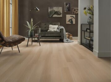Stroken Julia naturel PVC vloer van Stile Floors – warme houtlook voor huiselijke ruimtes.