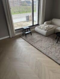 Hongaarse punt Julia greige eiken PVC vloer van Stile Floors – stijlvol en duurzaam van Stile Floors.