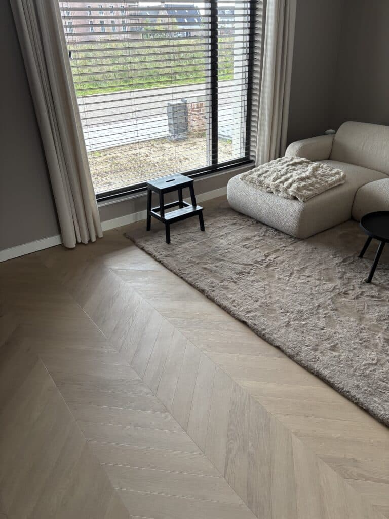 Hongaarse punt Julia greige eiken PVC vloer van Stile Floors – stijlvol en duurzaam van Stile Floors.