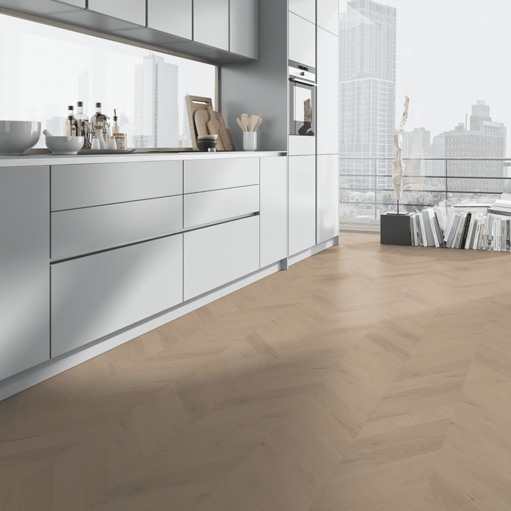 Hongaarse punt Julia greige eiken PVC vloer van Stile Floors – realistische houtlook voor woonkamer en slaapkamer.
