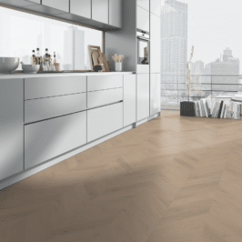 Hongaarse punt Julia greige eiken PVC vloer van Stile Floors – realistische houtlook voor woonkamer en slaapkamer.