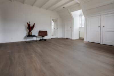 Stroken Sophia bruingrijs eiken PVC vloer van Stile Floors – warme houtlook voor huiselijke ruimtes.