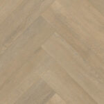 Sophia bruingrijs eiken walvisgraat Visgraat XL PVC vloer van Stile Floors – warme houtlook voor huiselijke ruimtes.