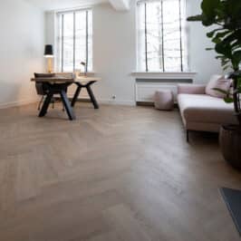 Visgraat XL Sophia bruingrijs eiken walvisgraat PVC vloer van Stile Floors – realistische houtlook voor woonkamer en slaapkamer.