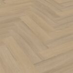 Vivian beige eiken walvisgraat Visgraat XL PVC vloer van Stile Floors – realistische houtlook voor woonkamer en slaapkamer.
