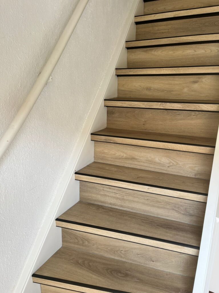 PVC traprenovatie in houtlook van Stile Floors – Realistische houtstructuur voor een warme en luxe afwerking van je trap.