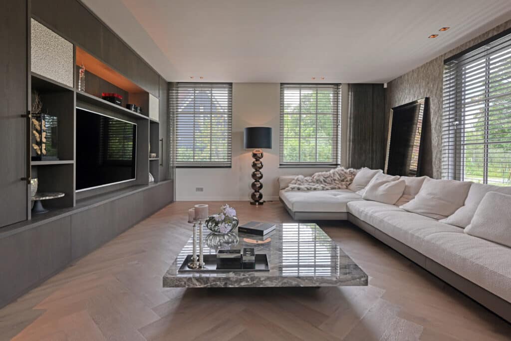 vtwonen warm natural walvisgraat Visgraat XL PVC vloer van Stile Floors – warme houtlook voor huiselijke ruimtes.